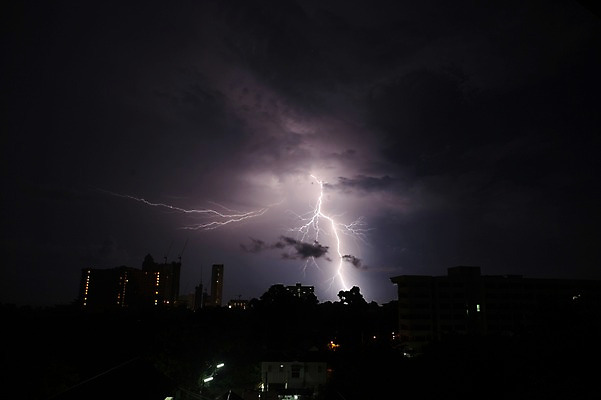 포토 JPG 해외 아시아 파타야 태국 풍경 사람없음 야외 건물 야간 번개 국내포토 자연요소 건축물 나라 날씨 파일형식