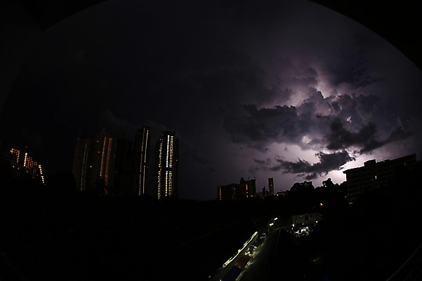 포토 JPG 해외 아시아 파타야 태국 풍경 사람없음 야외 건물 야간 번개 국내포토 자연요소 건축물 나라 날씨 파일형식