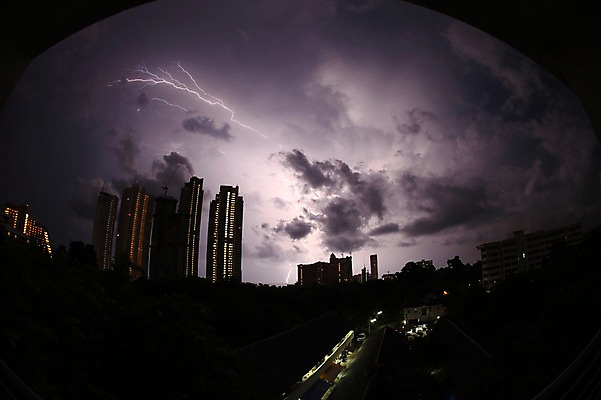 포토 JPG 해외 아시아 파타야 태국 풍경 사람없음 야외 건물 야간 번개 국내포토 자연요소 건축물 나라 날씨 파일형식