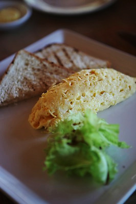 포토 JPG 해외 접시 아시아 음식 실내 사람없음 베트남 토스트 오믈렛 나트랑 국내포토 식기 나라 빵 내부 동남아시아 계란요리 파일형식