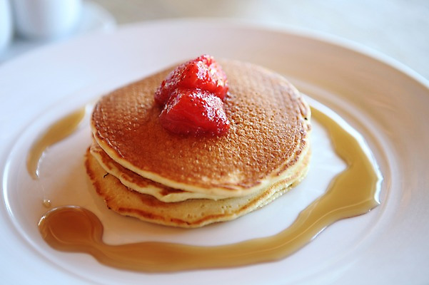 포토 JPG 해외 접시 아시아 음식 딸기 사람없음 베트남 시럽 팬케이크 과일팬케익 나트랑 국내포토 식기 나라 과일 케이크 동남아시아 파일형식