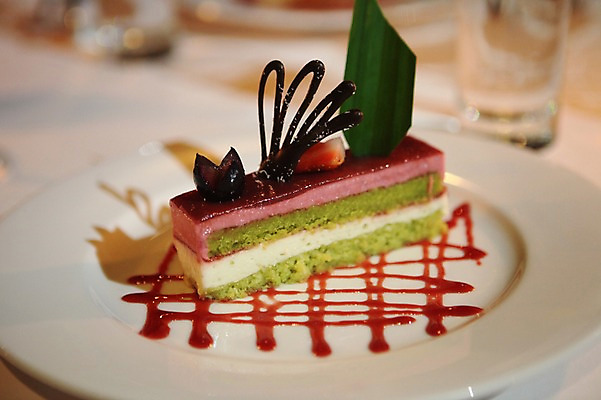 포토 JPG 해외 접시 아시아 음식 디저트 실내 사람없음 케이크 조각케이크 베트남 나트랑 국내포토 식기 나라 내부 동남아시아 파일형식