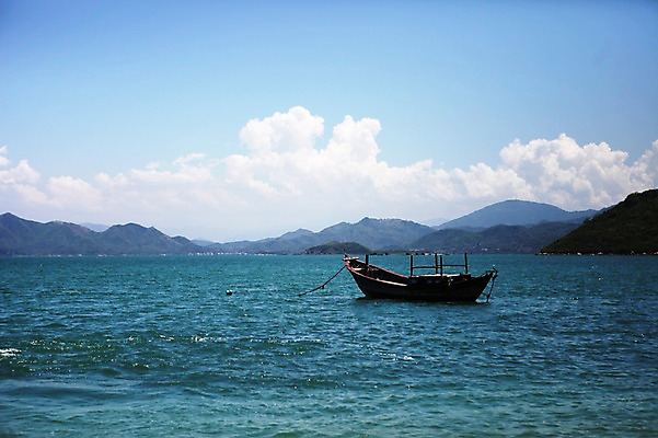 포토 JPG 주간 해외 아시아 바다 풍경 사람없음 야외 한척 나룻배 베트남 나트랑 국내포토 자연요소 1 나라 배_교통 동남아시아 파일형식