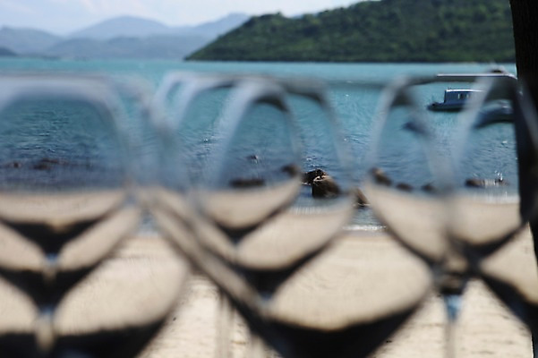 포토 JPG 주간 해외 아시아 바다 와인잔 잔 풍경 해변 사람없음 야외 여러개 베트남 나트랑 국내포토 자연요소 식기 나라 다수 술잔 동남아시아 파일형식