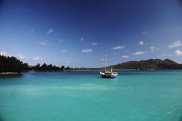 포토 JPG 주간 해외 바다 섬 요트 아프리카 풍경 사람없음 야외 한척 세이셸 라디그 국내포토 자연요소 1 나라 배_교통 파일형식