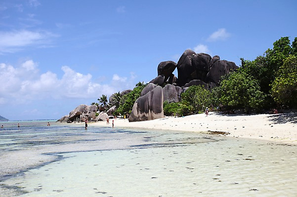 포토 JPG 주간 나무 해외 아프리카 사람 풍경 여러명 해변 야외 바위 세이셸 라디그 국내포토 자연요소 식물 나라 바다 다수 돌_바위 파일형식