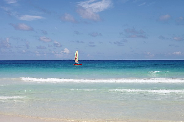포토 JPG 주간 해외 바다 요트 아프리카 풍경 해변 사람없음 야외 한척 세이셸 라디그 국내포토 자연요소 1 나라 배_교통 파일형식
