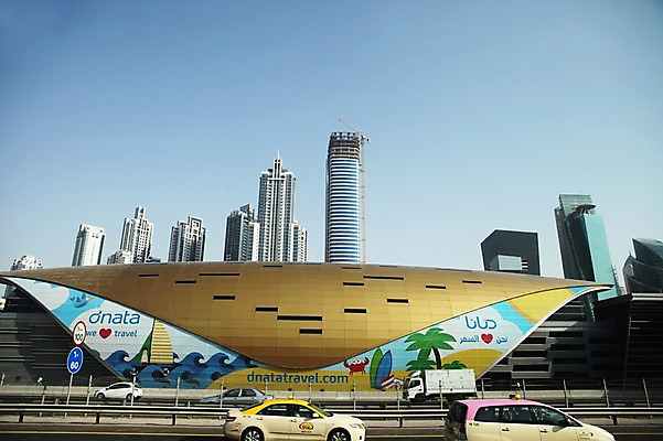 포토 JPG 주간 해외 아시아 도로 승용차 풍경 빌딩 사람없음 야외 건물 도시 두바이 국내포토 자연요소 건축물 나라 길 교통시설 자동차 아랍에미리트 파일형식