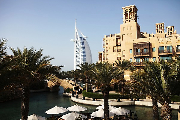 포토 JPG 주간 해외 아시아 풍경 빌딩 사람없음 야외 건물 야자수 파라솔 두바이 국내포토 자연요소 나무 건축물 나라 아랍에미리트 파일형식