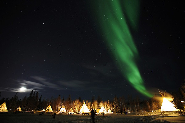 포토 JPG 해외 캐나다 밤하늘 아메리카 사람 풍경 야외 야간 오로라 인디언집 국내포토 자연요소 북아메리카 자연현상 하늘 대륙 파일형식