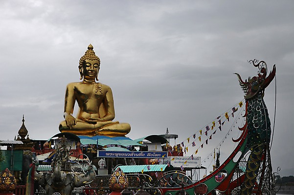 포토 JPG 주간 해외 아시아 불교 태국 풍경 사람없음 야외 조형물 동상 불상 치앙라이 국내포토 자연요소 나라 종교 미술 기념물 파일형식