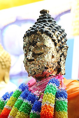 포토 JPG 주간 해외 아시아 불교 목걸이 태국 사람없음 야외 동상 불상 치앙라이 국내포토 자연요소 나라 종교 장신구 파일형식