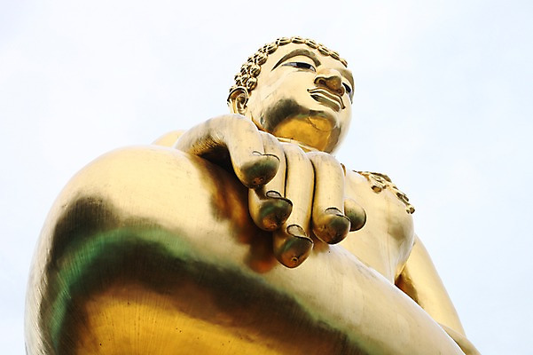 포토 JPG 주간 해외 아시아 불교 태국 사람없음 야외 동상 금색 불상 치앙라이 국내포토 자연요소 나라 종교 컬러 조형물 기념물 파일형식