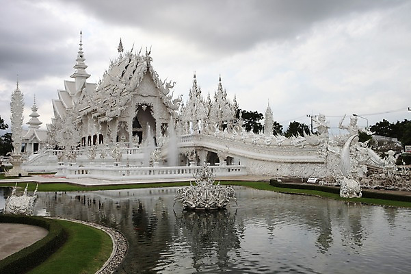 포토 JPG 주간 해외 아시아 호수 불교 태국 풍경 사람없음 야외 사찰 치앙라이 왓롱쿤사원 국내포토 자연요소 나라 종교 종교건축 파일형식