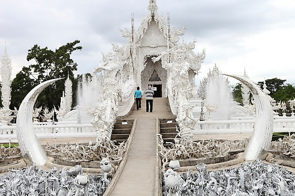 포토 JPG 주간 해외 아시아 태국 사람 풍경 야외 두명 사찰 치앙라이 왓롱쿤사원 국내포토 자연요소 나라 종교건축 파일형식