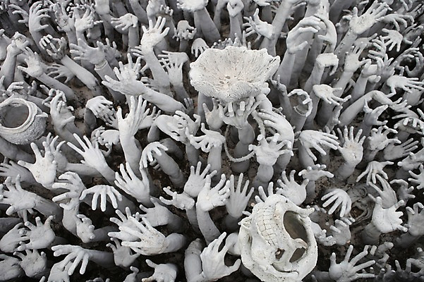 포토 JPG 해외 손 아시아 태국 사람없음 신체부위 석상 치앙라이 왓롱쿤사원 국내포토 나라 사람 사찰 파일형식