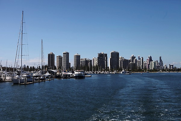 포토 JPG 주간 해외 바다 풍경 빌딩 사람없음 야외 건물 항구 도시 오세아니아 호주 선박 골드코스트 국내포토 자연요소 건축물 나라 수상교통 교통시설 파일형식