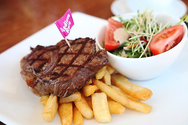 포토 JPG 해외 그릇 접시 음식 실내 스테이크 사람없음 샐러드 감자튀김 오세아니아 호주 골드코스트 국내포토 식기 나라 감자 서양음식 내부 튀김 파일형식