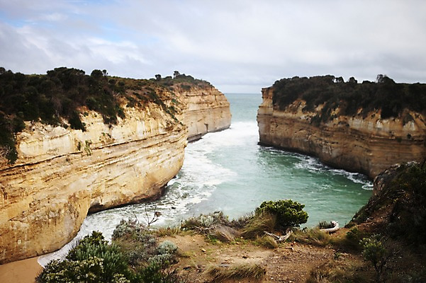 포토 JPG 주간 해외 바다 풍경 해변 사람없음 야외 바위 오세아니아 호주 그레이트오션로드 로크아드협곡 국내포토 자연요소 나라 골짜기 돌_바위 파일형식