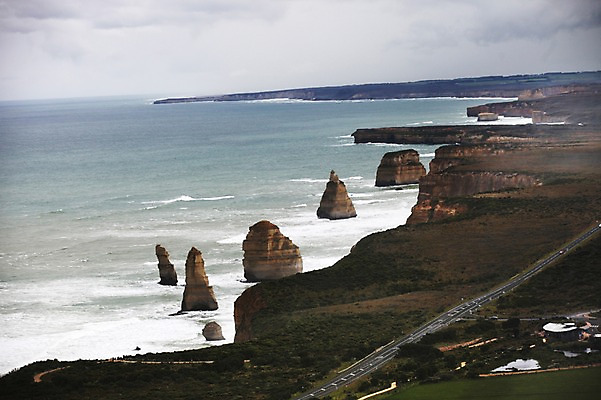 포토 JPG 주간 해외 도로 바다 풍경 초원 해변 사람없음 야외 바위 오세아니아 호주 그레이트오션로드 국내포토 자연요소 나라 길 교통시설 돌_바위 파일형식