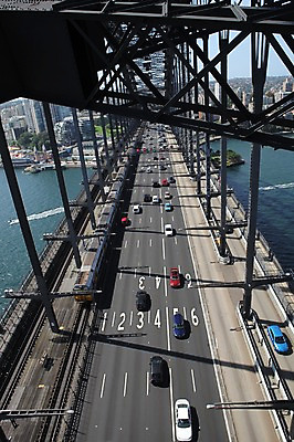 포토 JPG 주간 해외 도로 승용차 풍경 사람없음 야외 도시 오세아니아 호주 철근 여러대 시드니 하버브리지 가교 국내포토 자연요소 건축물 나라 길 다수 교통시설 자동차 다리_건축물 파일형식