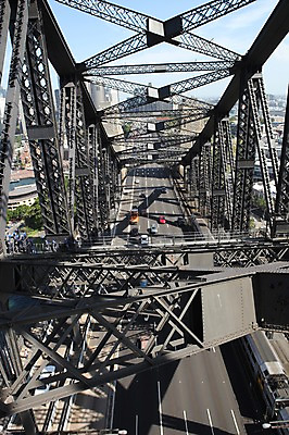 포토 JPG 주간 해외 도로 승용차 사람 풍경 여러명 야외 도시 오세아니아 호주 철근 여러대 시드니 하버브리지 가교 국내포토 자연요소 건축물 나라 길 다수 교통시설 자동차 다리_건축물 파일형식