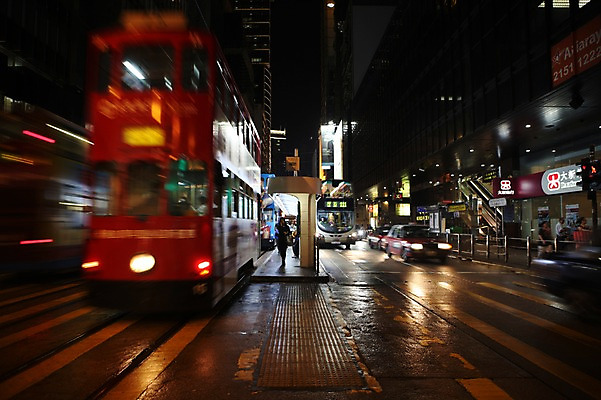 포토 JPG 해외 아시아 도로 승용차 사람 풍경 야외 도시 버스정류장 야간 홍콩 이층버스 센트럴 국내포토 자연요소 나라 길 교통시설 자동차 버스 중국 역 파일형식
