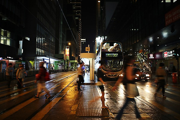 포토 JPG 해외 아시아 도로 사람 풍경 여러명 야외 도시 횡단보도 버스정류장 야간 홍콩 이층버스 센트럴 국내포토 자연요소 나라 길 다수 교통시설 버스 중국 보행로 역 파일형식