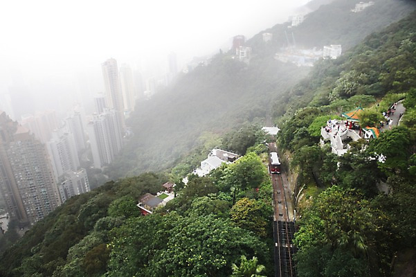 포토 JPG 주간 해외 아시아 사람 풍경 빌딩 야외 기차 안개 도시 홍콩 항공촬영 빅토리아피크 국내포토 자연요소 나라 육상교통 뷰포인트 날씨 산 대중교통 건물 중국 파일형식