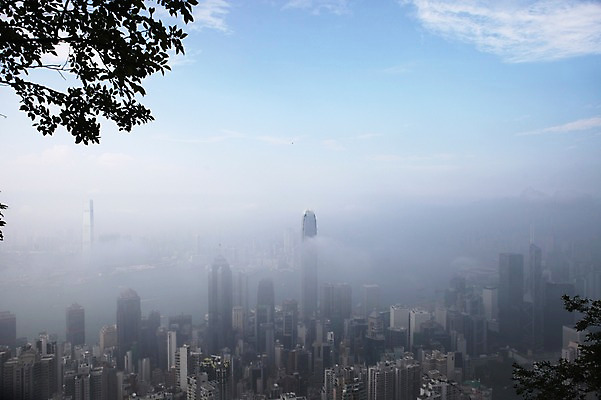 포토 JPG 주간 해외 아시아 풍경 빌딩 사람없음 야외 안개 도시 홍콩 빅토리아피크 국내포토 자연요소 나라 날씨 산 건물 중국 파일형식