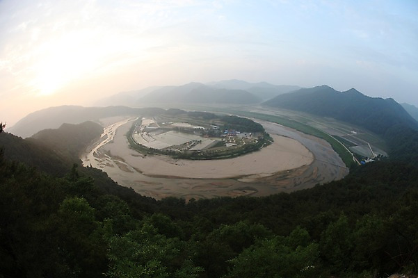 포토 JPG 주간 아시아 산 한국 풍경 사람없음 야외 강 마을 경상북도 예천 국내포토 자연요소 나라 경상도 파일형식