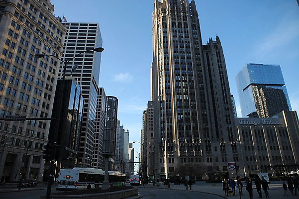 포토 JPG 주간 해외 도로 버스 아메리카 사람 풍경 빌딩 여러명 야외 건물 미국 도시 시카고 국내포토 자연요소 건축물 길 육상교통 다수 북아메리카 교통시설 대중교통 대륙 파일형식