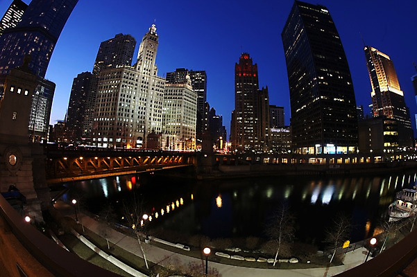 포토 JPG 해외 야경 가로등 아메리카 빌딩 사람없음 야외 건물 강 미국 도시 시카고 가교 국내포토 건축물 공공시설 북아메리카 야간 대륙 파일형식 풍경_경치