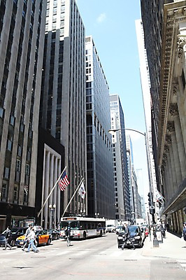 포토 JPG 주간 해외 도로 승용차 버스 아메리카 사람 풍경 빌딩 여러명 야외 미국 깃발 도시 보행로 성조기 택시 시카고 국내포토 자연요소 길 육상교통 다수 북아메리카 교통시설 자동차 대중교통 건물 국기 대륙 파일형식