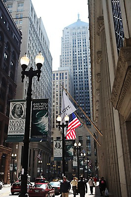 포토 JPG 주간 해외 도로 가로등 승용차 아메리카 사람 풍경 빌딩 여러명 야외 미국 도시 보행로 시카고 국내포토 자연요소 공공시설 길 다수 북아메리카 교통시설 자동차 건물 대륙 파일형식