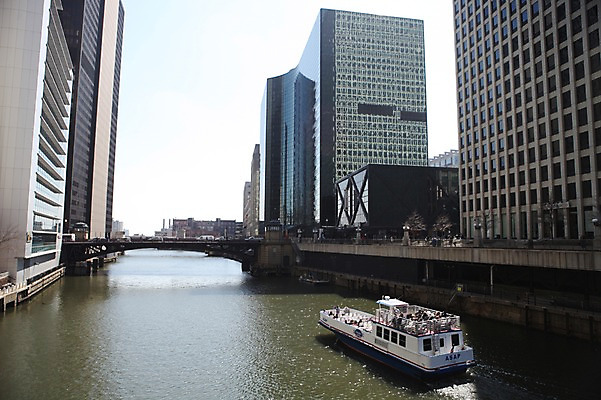 포토 JPG 주간 해외 아메리카 사람 풍경 빌딩 여러명 야외 건물 강 미국 도시 유람선 시카고 가교 국내포토 자연요소 건축물 다수 북아메리카 배_교통 대륙 파일형식