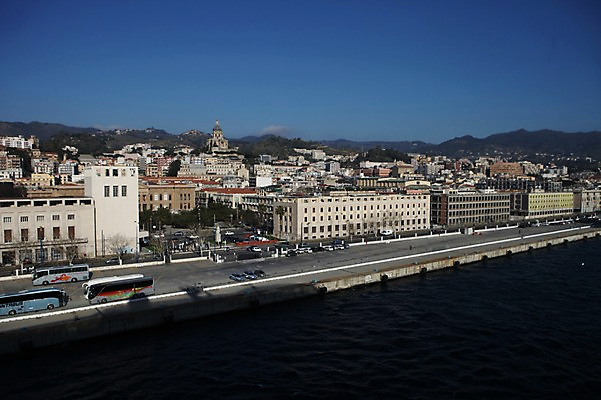 포토 JPG 주간 해외 유럽 도로 버스 풍경 사람없음 야외 건물 마을 이탈리아 시칠리아섬 타오르미나 국내포토 자연요소 건축물 나라 길 육상교통 섬 교통시설 대중교통 파일형식