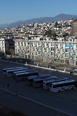 포토 JPG 주간 해외 유럽 도로 풍경 사람없음 야외 건물 마을 이탈리아 관광버스 시칠리아섬 타오르미나 국내포토 자연요소 건축물 나라 길 섬 교통시설 버스 파일형식