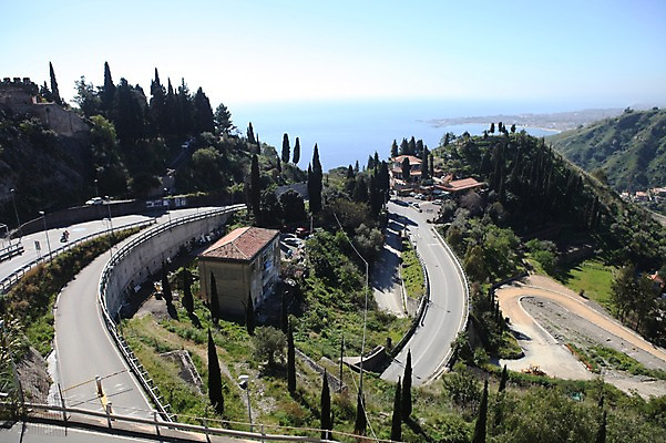 포토 JPG 주간 해외 유럽 도로 바다 산 주택 풍경 사람없음 야외 이탈리아 시칠리아섬 타오르미나 국내포토 자연요소 나라 길 섬 교통시설 건물 파일형식