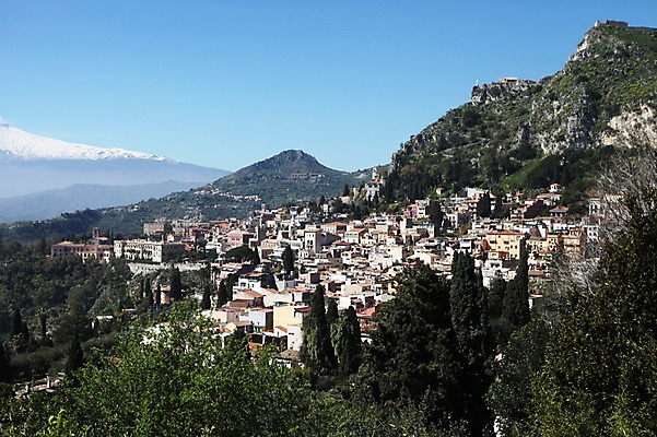 포토 JPG 주간 해외 유럽 산 주택 풍경 사람없음 야외 이탈리아 항공촬영 시칠리아섬 타오르미나 국내포토 자연요소 나라 뷰포인트 섬 건물 파일형식