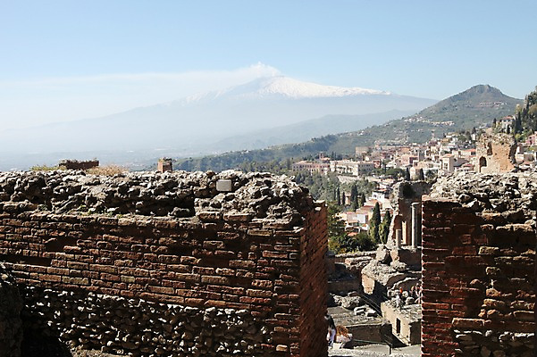 포토 JPG 주간 해외 유럽 주택 풍경 사람없음 야외 담장 마을 이탈리아 세계문화유산 극장 시칠리아섬 타오르미나 그리스극장 국내포토 자연요소 나라 섬 건물 문화재 그리스 파일형식
