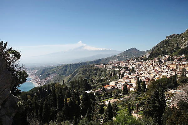 포토 JPG 주간 해외 유럽 주택 풍경 사람없음 야외 마을 이탈리아 세계문화유산 시칠리아섬 타오르미나 그리스극장 국내포토 자연요소 나라 섬 건물 문화재 극장 그리스 파일형식