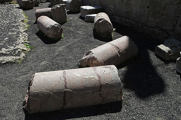 포토 JPG 주간 해외 유럽 사람없음 야외 이탈리아 세계문화유산 기둥 극장 돌기둥 시칠리아섬 타오르미나 그리스극장 국내포토 자연요소 건축 나라 섬 문화재 그리스 파일형식