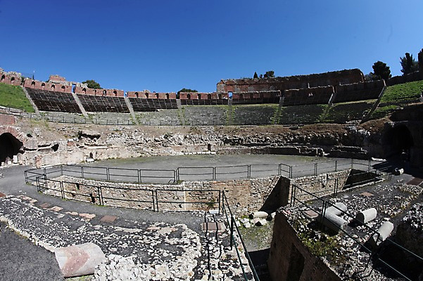 포토 JPG 주간 해외 유럽 유적지 사람 풍경 야외 이탈리아 세계문화유산 극장 시칠리아섬 타오르미나 그리스극장 국내포토 자연요소 나라 섬 고건축 문화재 그리스 파일형식