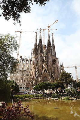 포토 JPG 주간 해외 유럽 호수 고건축 사람 풍경 여러명 야외 성당 세계문화유산 스페인 기중기 사그라다파밀리아 국내포토 자연요소 건축물 나라 다수 종교건축 문화재 중장비 바르셀로나 파일형식