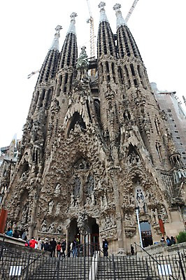 포토 JPG 주간 해외 유럽 고건축 사람 여러명 야외 조각상 성당 세계문화유산 스페인 기중기 사그라다파밀리아 국내포토 자연요소 건축물 나라 다수 종교건축 조형물 문화재 중장비 바르셀로나 파일형식