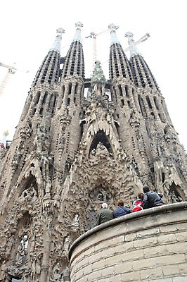 포토 JPG 주간 해외 유럽 고건축 사람 여러명 야외 조각상 성당 세계문화유산 스페인 기중기 사그라다파밀리아 국내포토 자연요소 건축물 나라 다수 종교건축 조형물 문화재 중장비 바르셀로나 파일형식