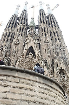 포토 JPG 주간 해외 유럽 고건축 한명 사람 야외 조각상 성당 세계문화유산 스페인 기중기 사그라다파밀리아 국내포토 자연요소 1 건축물 나라 종교건축 조형물 문화재 중장비 바르셀로나 파일형식