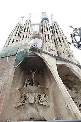 포토 JPG 주간 해외 유럽 사람없음 야외 조각상 성당 세계문화유산 스페인 사그라다파밀리아 국내포토 자연요소 나라 종교건축 조형물 문화재 바르셀로나 파일형식