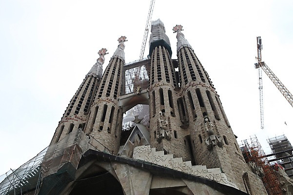 포토 JPG 주간 해외 유럽 사람없음 야외 성당 세계문화유산 스페인 기중기 사그라다파밀리아 국내포토 자연요소 나라 종교건축 문화재 중장비 바르셀로나 파일형식